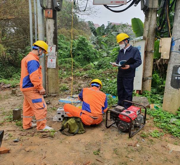 Xí nghiệp Dịch vụ Điện lực Tuyên Quang thực hiện nghiêm túc việc kiểm tra kiểm soát an toàn lao động đột suất tại hiện trường